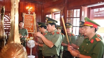 Thiếu tướng Nguyễn Văn Hận kiểm tra, động viên cán bộ, chiến sĩ công an cấp xã