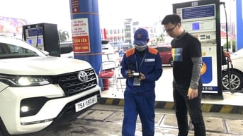 Giá xăng RON 95 về sát 21.000 đồng/lít