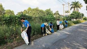 Phụ nữ tham gia xây dựng nông thôn mới