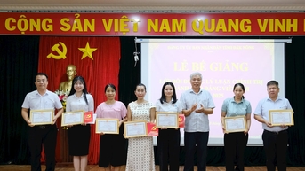 76 đảng viên mới được bồi dưỡng lý luận chính trị