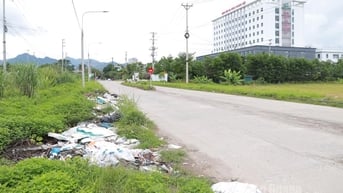 Hành lang đường Lê Lợi biến thành nơi tập kết rác