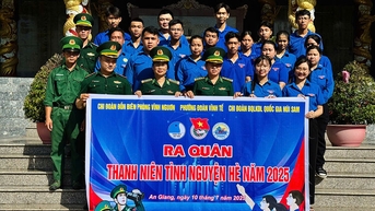 Đoàn viên, thanh niên vệ sinh Nhà bia ghi danh liệt sĩ phường Vĩnh Tế