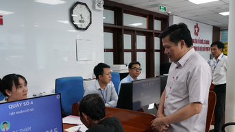 Phó Chủ tịch Thường trực HĐND tỉnh Trương Văn Đạt kiểm tra việc vận hành chính quyền mới tại phường Bồng Sơn