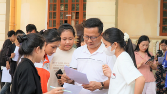 Nhà trường 'gỡ rối' cho học sinh khối 10 đăng ký lớp, nhóm môn lựa chọn