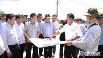 Chủ tịch UBND tỉnh Đồng Tháp Trần Trí Quang khảo sát các dự án tại khu vực phía Đông