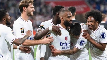 “Gã khổng lồ” bóng đá Pháp thoát xuống hạng thần kỳ, PSG vung tiền cứu vớt?