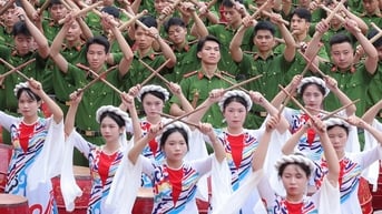 Khai mạc giải bóng đá hoành tráng, có trống hội và Võ Hạ Trâm, Đông Hùng 'đốt cháy' sân khấu