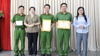 Khen thưởng đột xuất tập thể Công an phường Rạch Giá