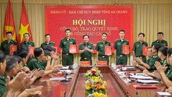 Trao quyết định về công tác cán bộ biên phòng An Giang