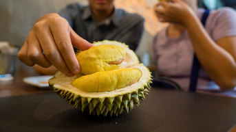 ពាក្យ​ចចាមអារ៉ាម​មិន​ពិត​ដែល​ថា​ផឹក​ស្រា​ជាមួយ​ទុរេន​បណ្ដាល​ឲ្យ​ស្លាប់