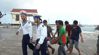 Đảo Song Tử Tây cấp cứu ngư dân bị chấn thương nặng khi đánh bắt trên biển