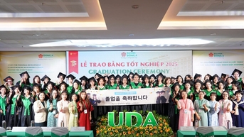 동아대학교는 약 2,500명의 학생들을 대상으로 졸업식을 거행했습니다.