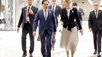 Phó Thủ tướng, Bộ trưởng Ngoại giao Bùi Thanh Sơn gặp Phó Chủ tịch Ủy ban châu Âu bên lề Hội nghị AMM-58