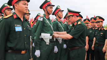 Trung tướng Phạm Đức Duyên thăm, động viên lực lượng diễu binh, diễu hành