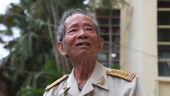 Người lặng lẽ sống cùng lịch sử
