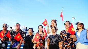 Du khách háo hức chờ đón chung kết DIFF 2025