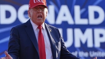 Tổng thống Trump ký lệnh tăng phí du khách nước ngoài
