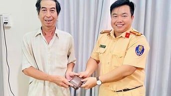 Trao trả tài sản bị đánh rơi cho người dân