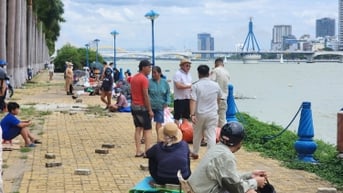 Giữa trưa nắng nóng, 'xí chỗ' ngồi xem chung kết pháo hoa ven sông Hàn
