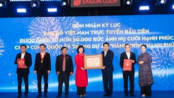 Bản đồ Việt Nam ghép từ 50.000 bức ảnh nụ cười hạnh phúc chụp cùng Quốc kỳ của Saigon Co.op xác lập Kỷ lục Quốc gia 🔥