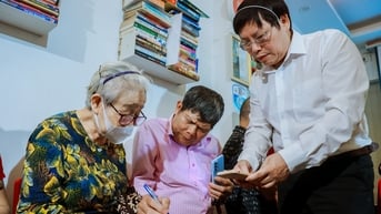 Thầy giáo mở lớp học AI và chuyển đổi số miễn phí cho người cao tuổi