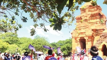 Nhộn nhịp du khách đến tháp Pô Sah Inư