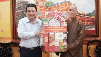 Phó Chủ tịch UBND tỉnh An Giang Lê Trung Hồ thăm các tổ chức tôn giáo trên địa bàn tỉnh