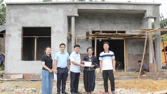 Báo và phát thanh, truyền hình Tuyên Quang trao hỗ trợ xóa nhà tạm cho hộ nghèo