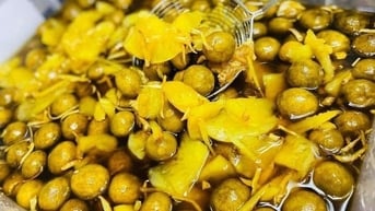 Chị em đua nhau mua sấu về ngâm, nhưng quên bước này dễ đổ bỏ vì sấu ngâm bị nổi váng