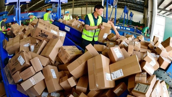 Hàng nhập khẩu trị giá dưới 1 triệu đồng bị thu thuế VAT tự động từ 1/8