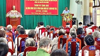 Bộ trưởng Nguyễn Văn Hùng thăm, tặng quà người có công tại Quảng Trị