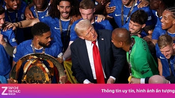 Khoảnh khắc 'chiếm sóng' gây tranh cãi của ông Donald Trump