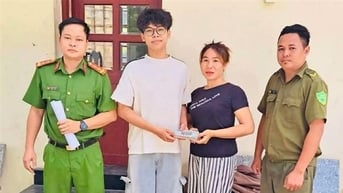 Nhặt được 37 triệu đồng, nam sinh lớp 12 trình báo Công an xã tìm người trả lại