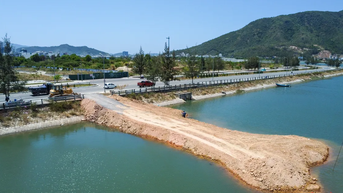 Xuất hiện tuyến đường tạm lấn sông Quán Trường ở Nha Trang