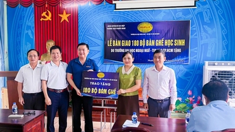 HUFLIT tiếp thêm động lực đến trường cho học sinh vùng sâu