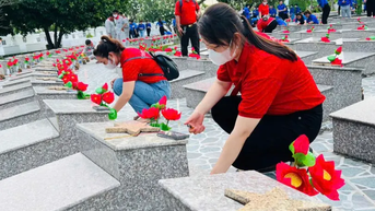 Viettel Cần Thơ tổ chức thay hoa Nghĩa trang tri ân anh hùng liệt sĩ