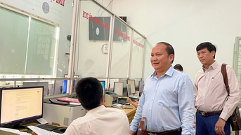 Phó Bí thư Thường trực Tỉnh ủy Gia Lai Rah Lan Chung làm việc tại phường Thống Nhất