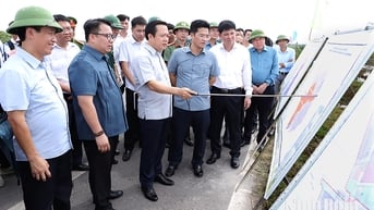 Đồng chí Chủ tịch UBND tỉnh khảo sát thực tế, động viên, nắm bắt tình hình sản xuất, phòng, chống thiên tai