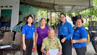 Tuổi trẻ phường Lê Đại Hành tặng quà cựu thanh niên xung phong