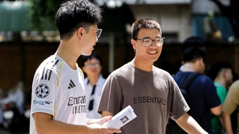 2025년 고등학교 졸업시험 점수 분포: 문학 10점 만점자 없음, 수학 10점 만점자 513명