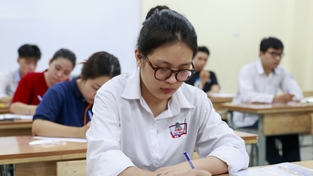 Phổ điểm môn Tiếng Anh tốt nghiệp THPT 2025 khác biệt thế nào so với năm trước?