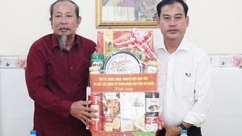 Thăm, tặng quà Hội đồng Trị sự Phật hội Hiếu Nghĩa Tà Lơn