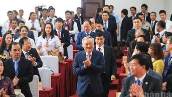 Đồng chí Nguyễn Hòa Bình dự Đại hội đại biểu Đảng bộ xã...