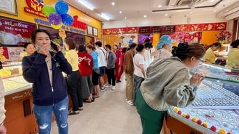 Giá vàng hôm nay 15/7/2025: Giá vàng trong nước và vàng thế giới rơi khỏi mức cao nhất 3 tuần qua