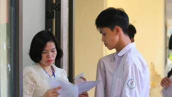 បេក្ខជនជាច្រើនទទួលបាន ១០ ពិន្ទុក្នុងក្រុមប្រឡងប្រពៃណីនៅ Ha Tinh
