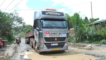 Gập ghềnh đường lên cửa khẩu