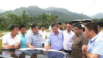 Phó Chủ tịch UBND tỉnh Ngô Hạnh Phúc đối thoại với các hộ dân bị ảnh hưởng bởi Dự án 500kV Lào Cai - Vĩnh Yên