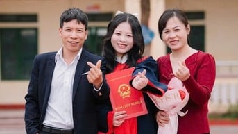 Nữ thủ khoa khối A "vỡ òa" khi hay tin đạt 3 điểm 10 thi tốt nghiệp THPT 2025