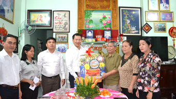 លេខាគណៈកម្មាធិការបក្សខេត្ត ប្រធានគណៈប្រតិភូរដ្ឋសភាខេត្ត Dong Nai លោក Vu Hong Van បានអញ្ជើញទៅសួរសុខទុក្ខ និងជូនអំណោយដល់យុទ្ធជនពិការ Le Hong Thai។