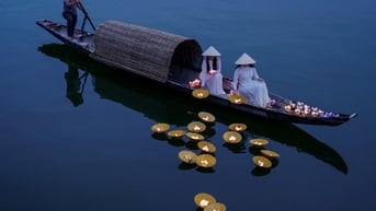 Thả đèn hoa đăng trên dòng sông Hương